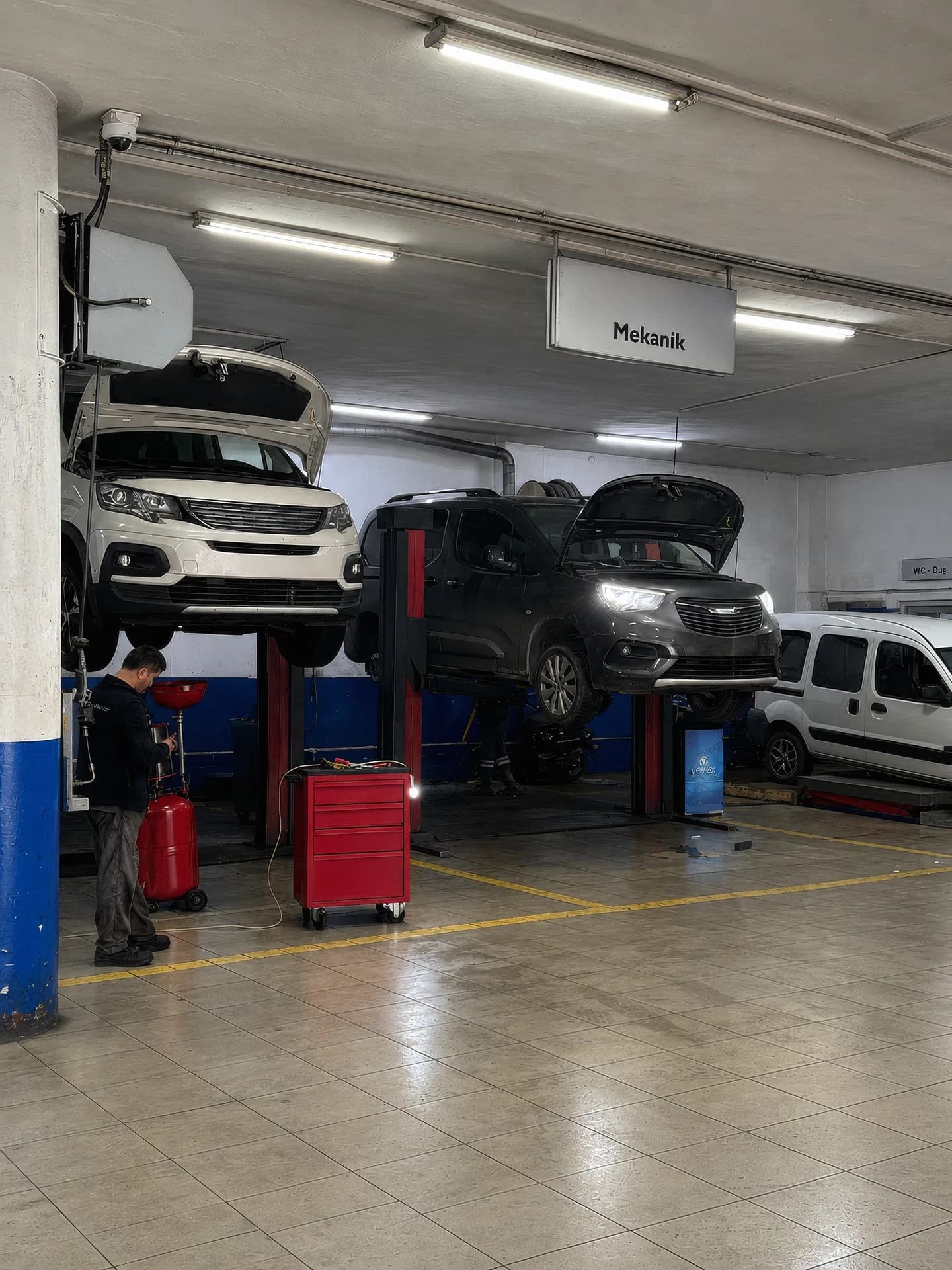 Örnek Otomotiv mekanik çalışma alanında lift üzerindeki araçlar